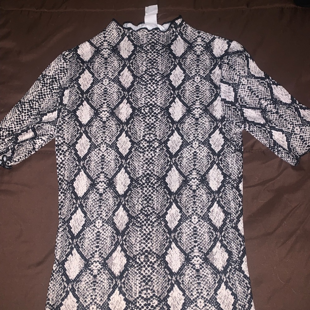 Snake skin turtle neck